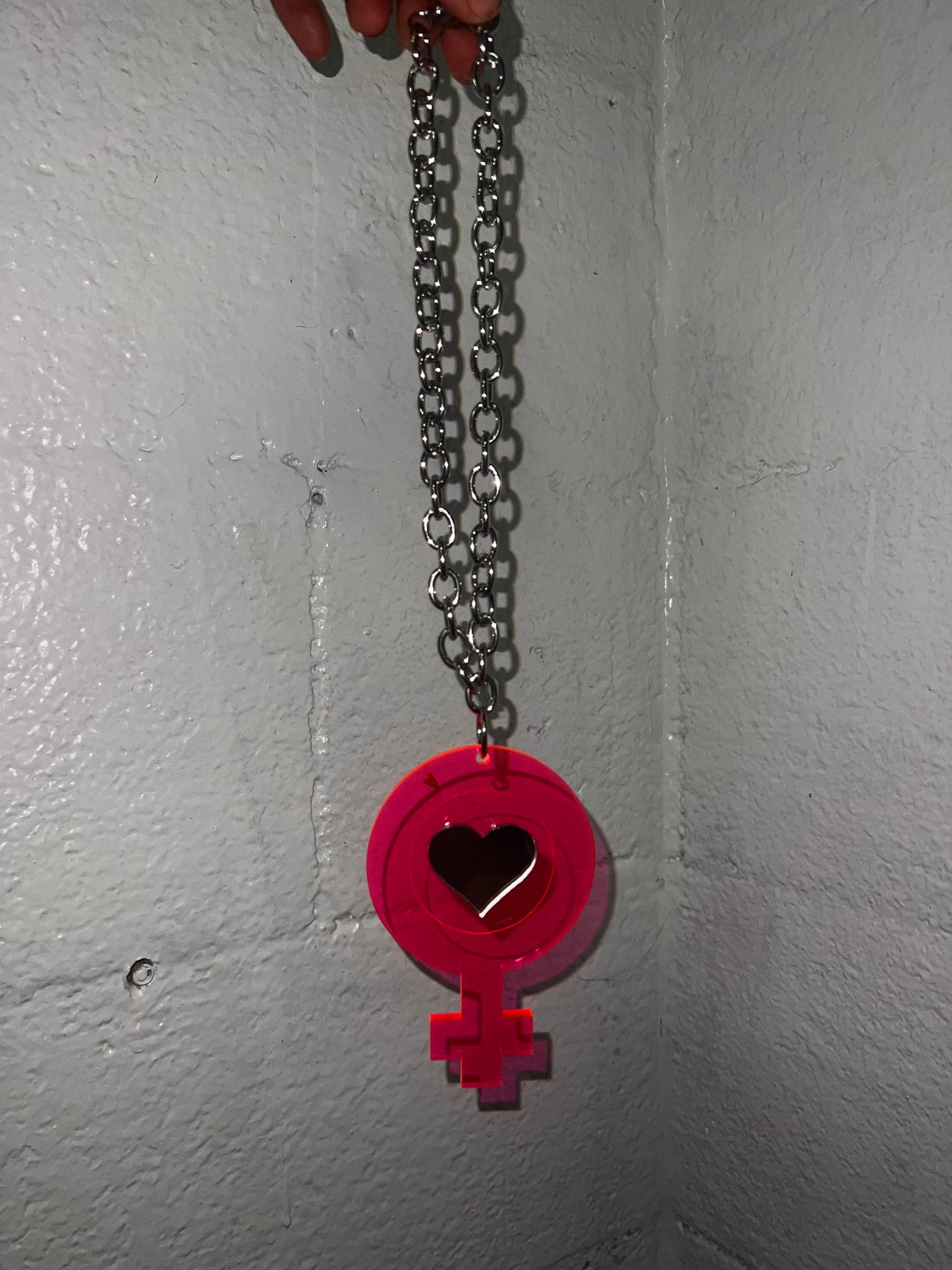Femme power Venus neon pink necklace
